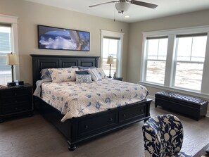 4 bedrooms, travel cot, free WiFi, bed sheets - Bluefin Beach Cottage - Beachfront home in Navarre- community pool & hot tub (Navarre)