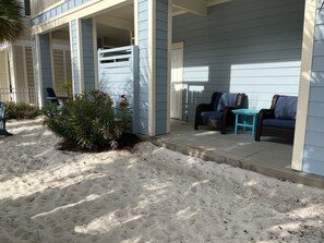 Terrace/patio - Bluefin Beach Cottage - Beachfront home in Navarre- community pool & hot tub (Navarre)