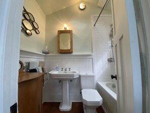 Combined shower/tub, jetted tub, hair dryer, towels