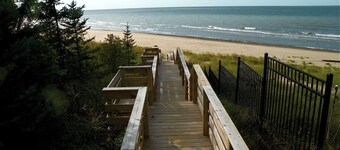  75 Paces to Beach Stairs!  Walk to Whistle Stop Deli/Bakery and Roadhouse Diner