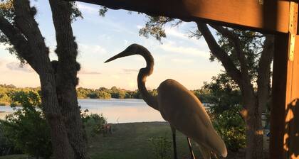 Bonaire-talo ~ Hauska rantahotelli mökillä yksityisellä laiturilla!