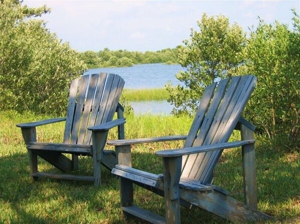 Property grounds - The Bonaire Cottage~ Private Dock!!! ~ Rustic Fun Waterfront Cottage!!!  (Cedar Key)