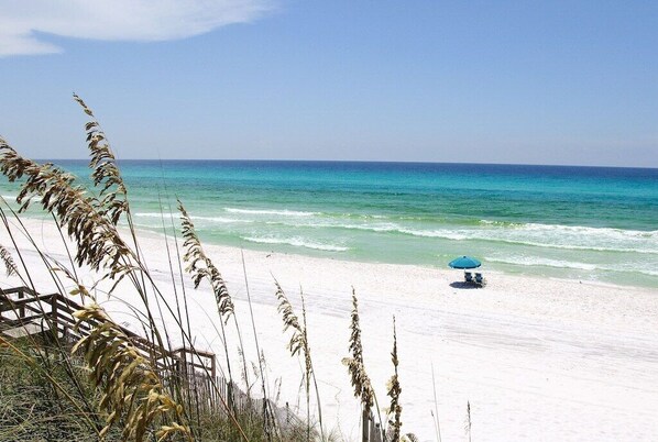 On the beach - Large Private Beach Access! Pickleball, Mini Golf, Basketball, Pools, Hot tub! (Miramar Beach)