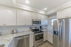 Fridge, microwave, oven, stovetop - Large Private Beach Access! Pickleball, Mini Golf, Basketball, Pools, Hot tub! (Miramar Beach)