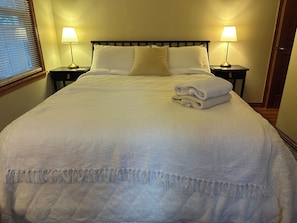2 Schlafzimmer, Schreibtisch, Bügeleisen/Bügelbrett, Reisekinderbett