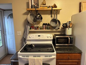 ثلاجة، ميكروويف، فرن، موقد طهي مسطح