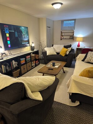 2 عدّة �غرف نوم ومكتب ومكواة/لوح كي وسرير سفر