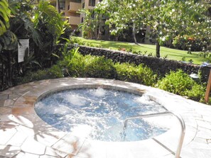 Outdoor spa tub - 2 Bed, 2 bath ocean view, A/c Kamaole Sands A graded condo (Kihei)