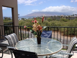 Outdoor dining - 2 Bed, 2 bath ocean view, A/c Kamaole Sands A graded condo (Kihei)