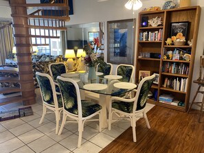 Dining - 2 Bed, 2 bath ocean view, A/c Kamaole Sands A graded condo (Kihei)