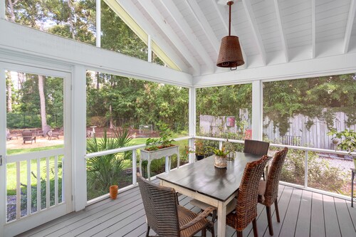 Blue Skies Cottage! Fun South Island Beach Cottage, Fire Pit, Private Backyard Close to EVERYTHING!