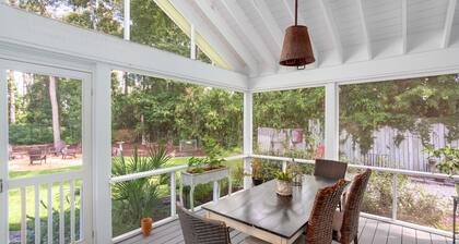 Blue Skies Cottage! Fun South Island Beach Cottage, Fire Pit, Private Backyard Close to EVERYTHING!