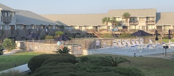 Stylish modern beach view unit, w/ Bch & Pool, dog friendly!