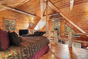 1 bedroom, iron/ironing board, WiFi, bed sheets - Cinnamon Valley - The Hideaway (Eureka Springs)