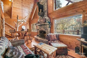 TV, fireplace, DVD player - Cinnamon Valley - The Hideaway (Eureka Springs)