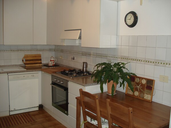 Geladeira, fogão, cooktop, lava-louças