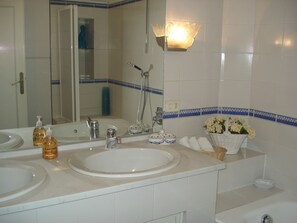 Bathtub, hair dryer, bidet, towels - LOVELY, LARGE, AFFORDABLE APT WITH MAJESTIC VIEW-PONTE VECCHIO (Firenze)
