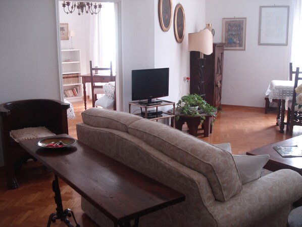 Televisio, DVD-soitin, kirjoja