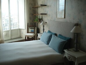 2 bedrooms, iron/ironing board, WiFi, bed sheets - LOVELY, LARGE, AFFORDABLE APT WITH MAJESTIC VIEW-PONTE VECCHIO (Firenze)