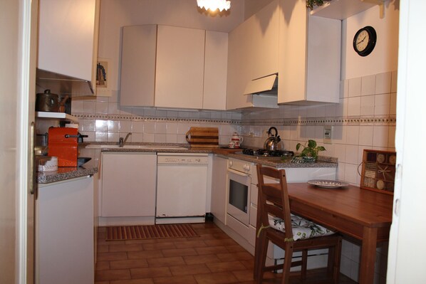 Kylskåp, ugn, spishäll och diskmaskin