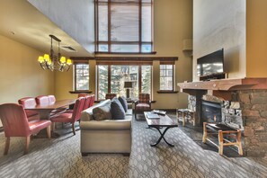 Televisie, een open haard, een dvd-speler en een tafeltennistafel