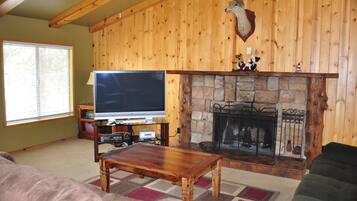 Smart TV, chimenea, videojuegos y reproductor de DVD