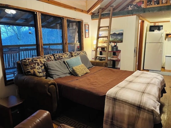 1 bedroom, bed sheets