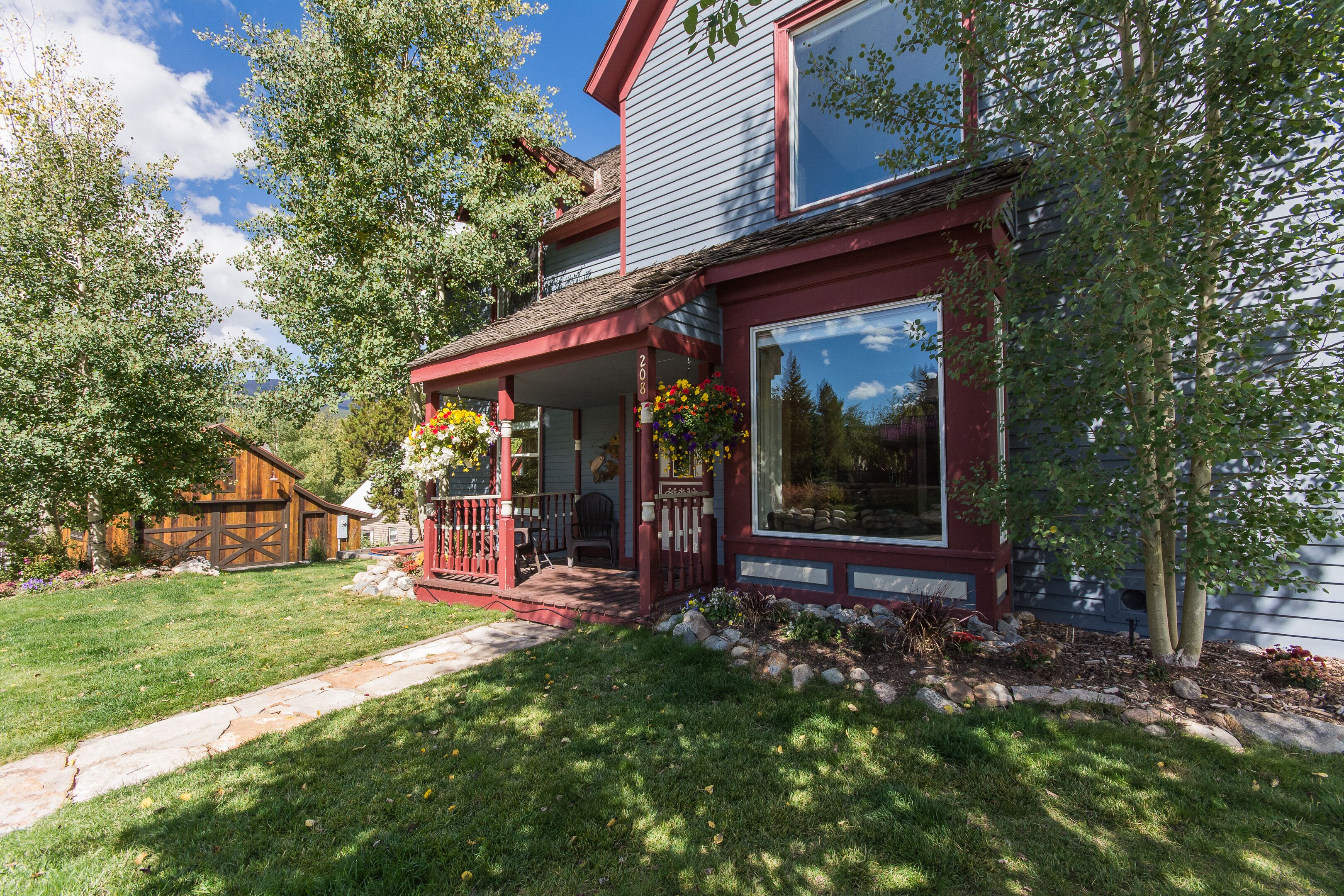 Central location in town, ski, walk, dine, shop, groceries, hottub, & wifi 1 Gig