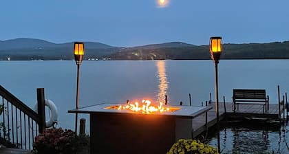 Lakehouse 300 ‘ shore with 40' Dock, 10 Kayaks & kayak launch, boats & Fire pit