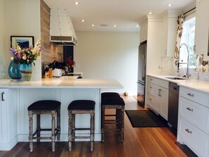 冰箱、微波炉、烤箱、炉灶