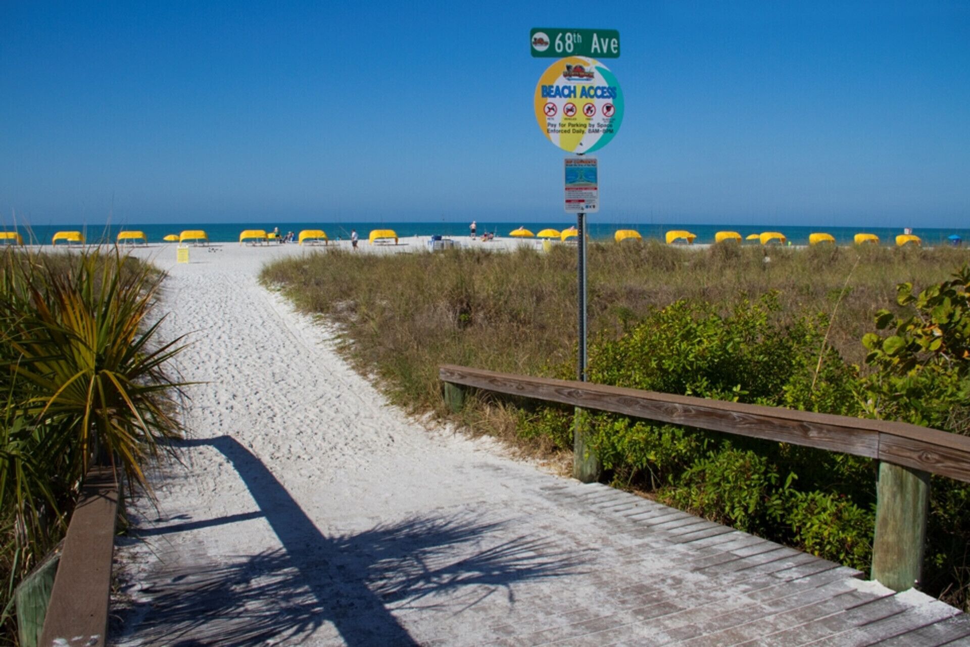 靠近海滩、沙滩椅、沙滩毛巾