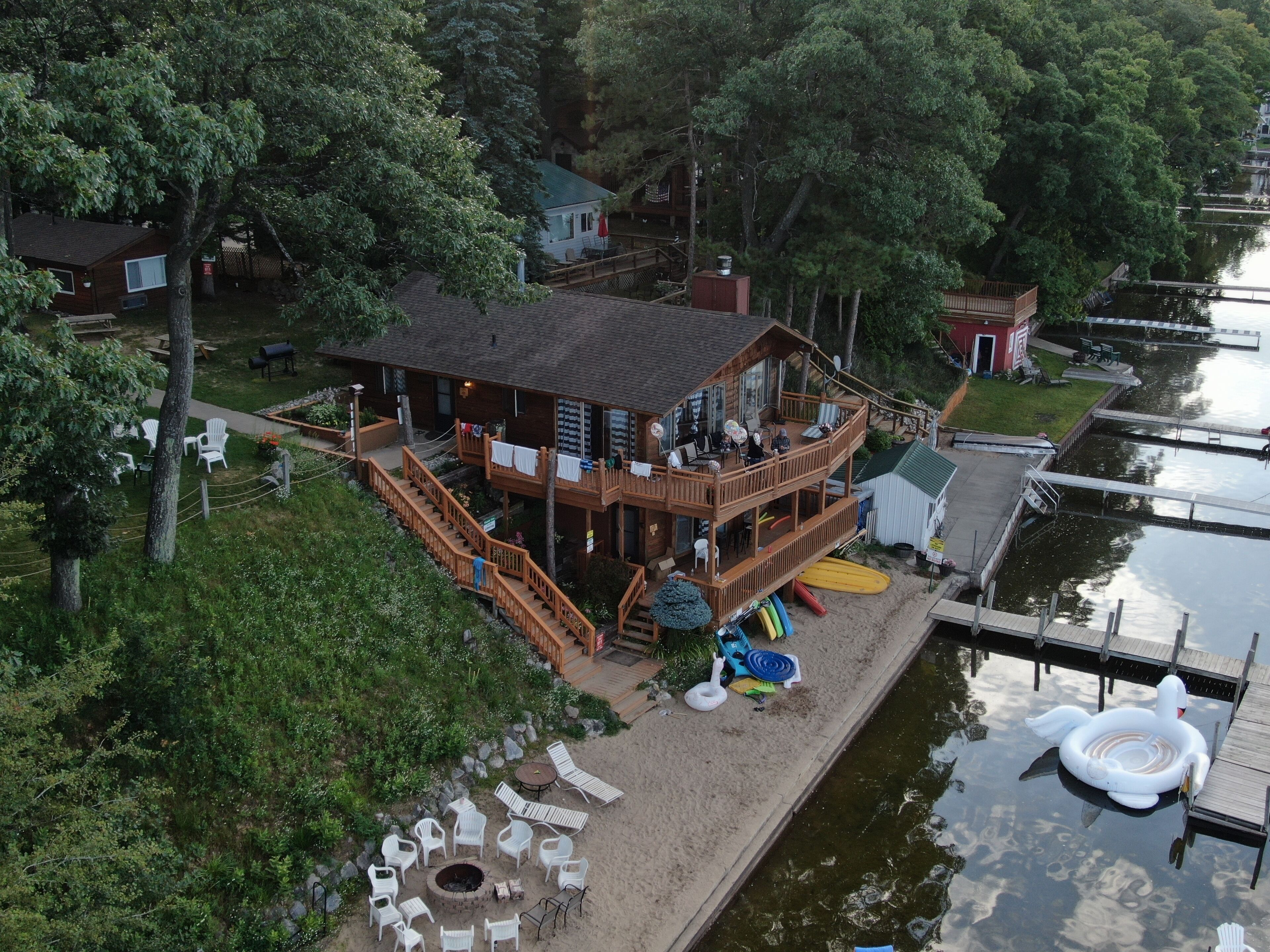 Een houten vakantiehuis met terras en vuurplaats.