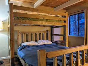 3 bedrooms, desk, iron/ironing board, travel cot - [Skislope Cabin] Hot Tub - Dog Friendly (Truckee)