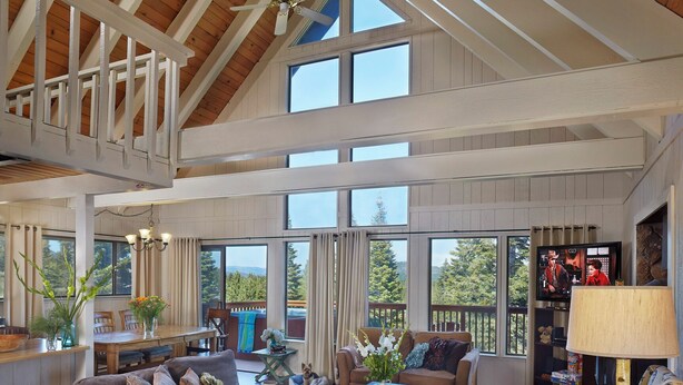 A spacious living room with high ceilings, large windows, and a cozy seating area. - [Skislope Cabin] Hot Tub - Dog Friendly (Truckee)