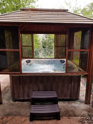 Outdoor spa tub
