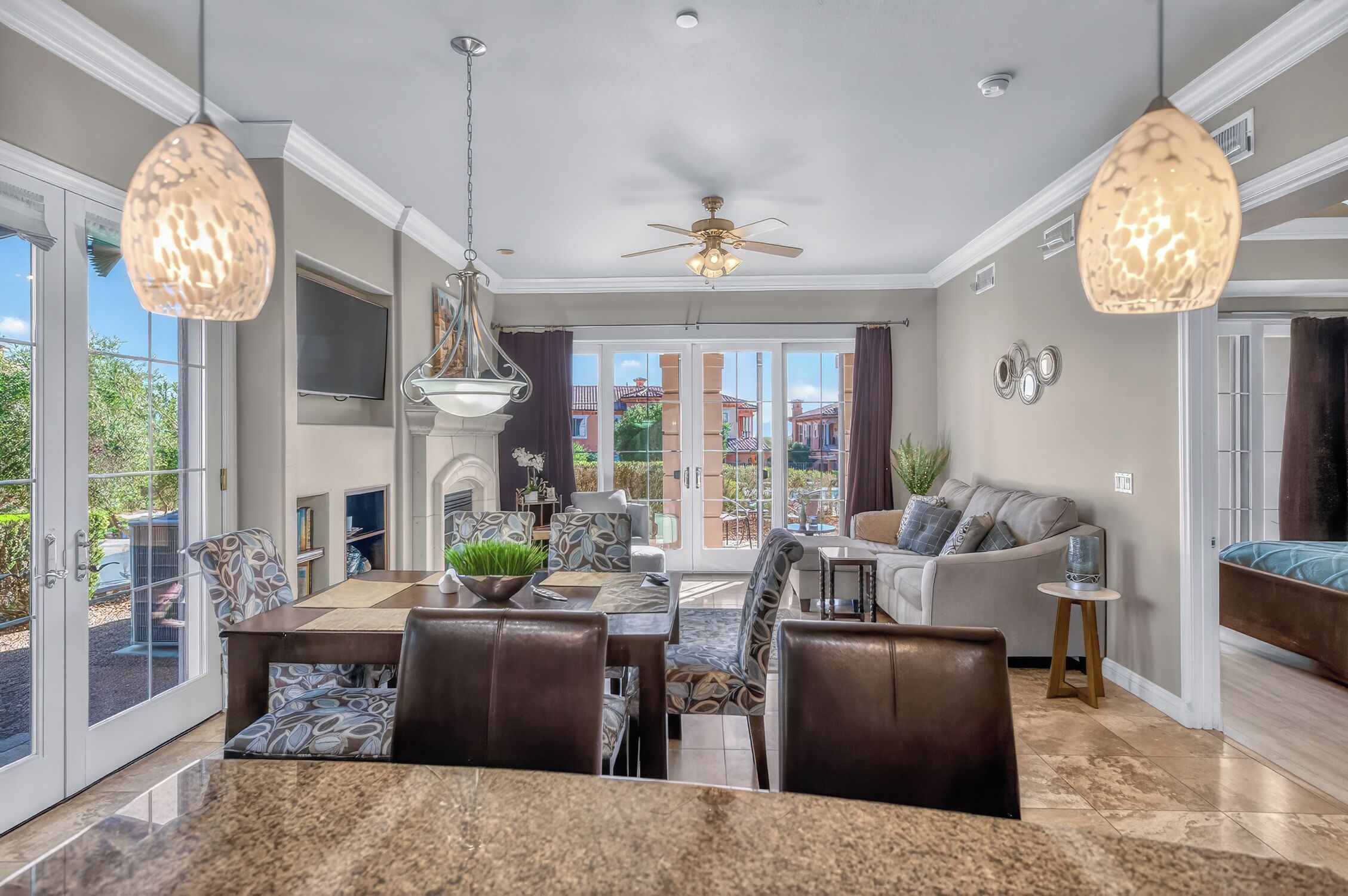 Téléviseur connecté, foyer, lecteur de DVD, livres