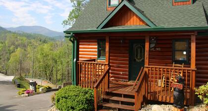 Spectacular MTN Views, Minutes to Gatlinburg, Hot Tub, WIFI, Pool Table