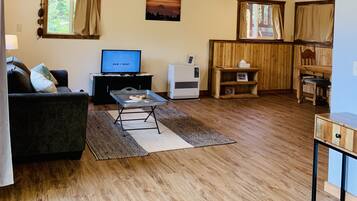 智能电视、DVD 播放器、书、立体声音响