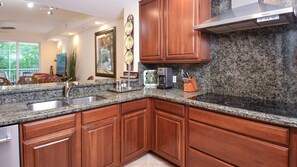 冷蔵庫、電子レンジ、オーブン、コンロ