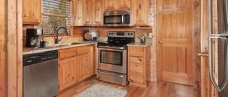 Réfrigérateur, four à micro-ondes, un four, surface de cuisson