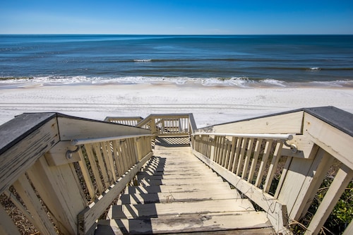Beautiful, large Gulf front Condo - PRIVATE BEACH - beach set up included