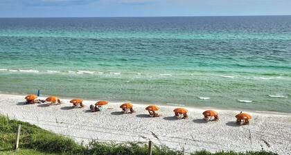 Beautiful, large Gulf front Condo - PRIVATE BEACH - beach set up included