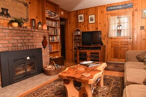 Een smart-tv, een open haard, een dvd-speler en boeken