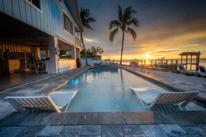 Utendørsbasseng og et oppvarmet basseng