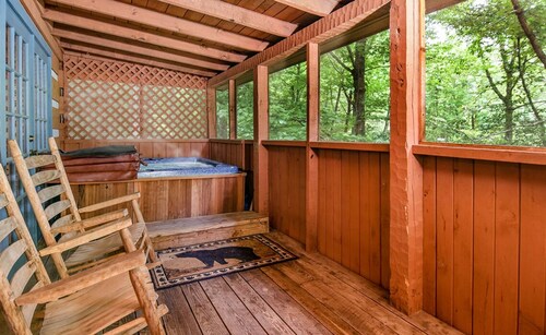 TIME AWAY ~HOT TUB~ AIR HOCKEY 5 1/2 miles from the main strip, Pigeon Forge TN