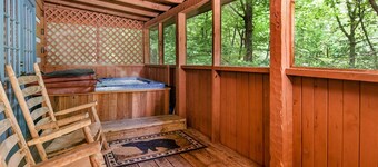 TIME AWAY ~HOT TUB~ AIR HOCKEY 5 1/2 miles from the main strip, Pigeon Forge TN