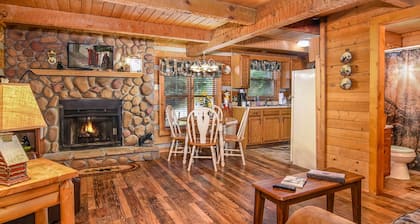 TIME AWAY ~HOT TUB~ AIR HOCKEY 5 1/2 miles from the main strip, Pigeon Forge TN