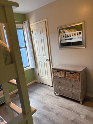 2 habitaciones, tabla de planchar con plancha, wifi y ropa de cama 