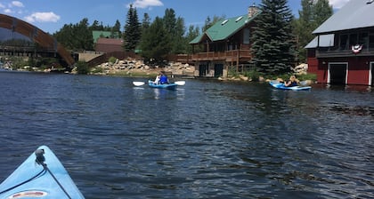 Beautiful cabin in aspen forest, amazing deck, lake and mountain views, private
