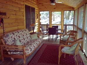 تلفزيون، مدفأة، مشغل دي في دي، كُتُب